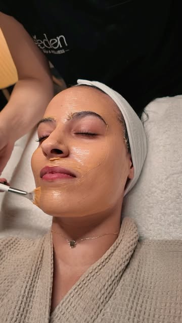 Facial con mascarilla en cabina