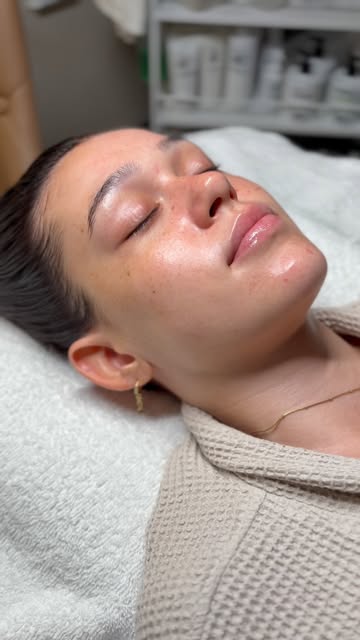 Clienta relajada durante un facial en Eden Skin & Wellness