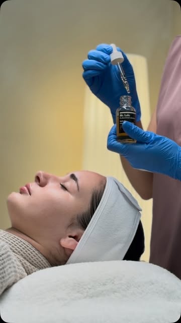 Aplicación de sérum durante un tratamiento facial